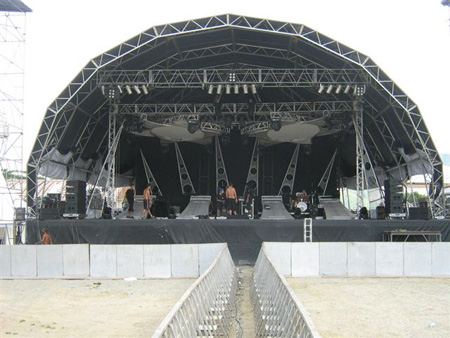 Palco em área com areia